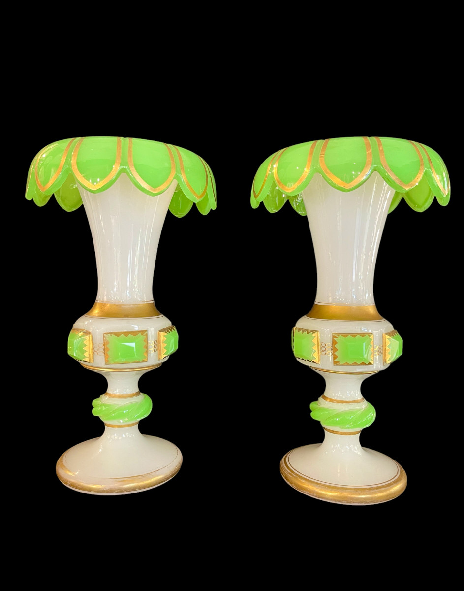 Baccarat : Paire De Vases "porte-ananas" En Opaline Verte Et Blanche