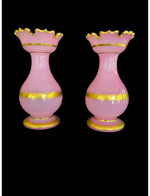 Baccarat : paire de vases en opaline rose