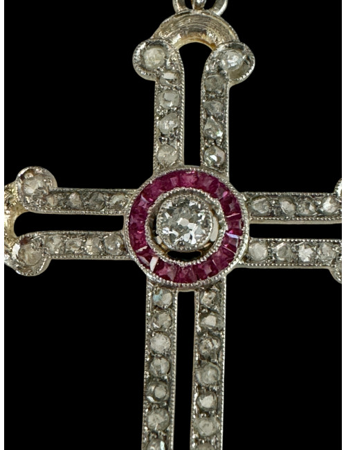 Croix en or et platine, diamants et rubis