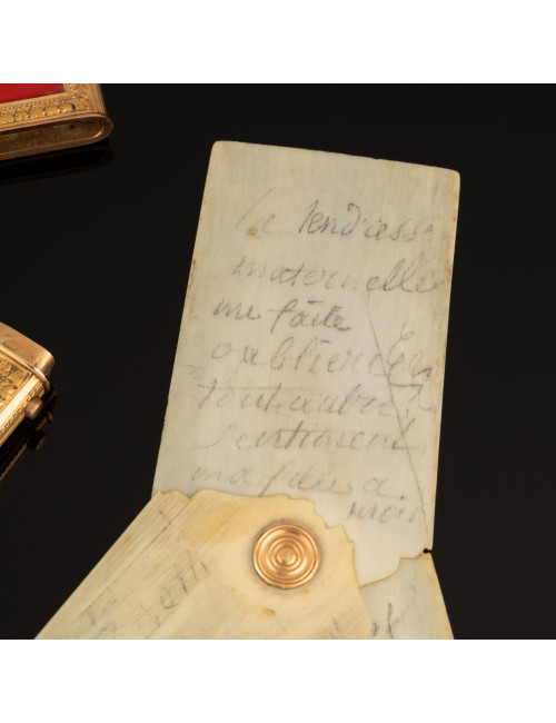 Carnet De Bal Ou Souvenirs En Laque Et Or.