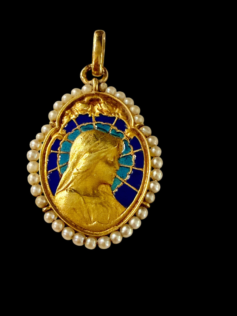 Médaille religieuse en or, émail et perles fines