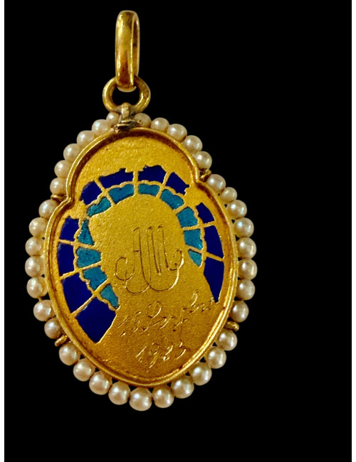 Médaille religieuse en or, émail et perles fines