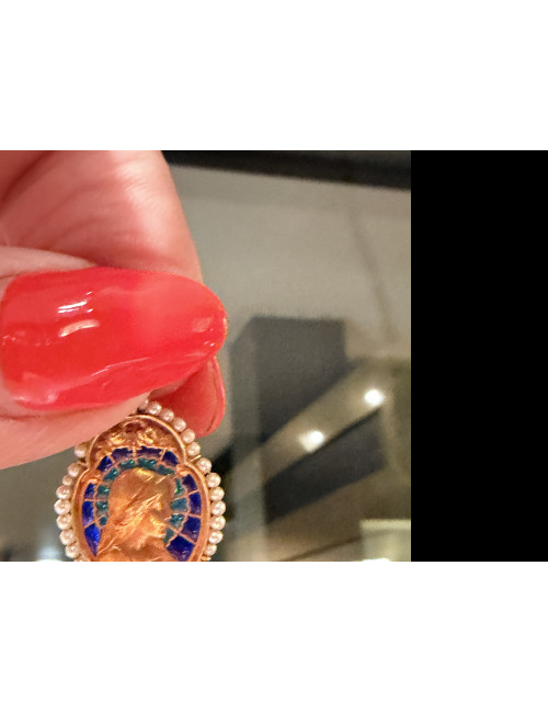 Médaille religieuse en or, émail et perles fines