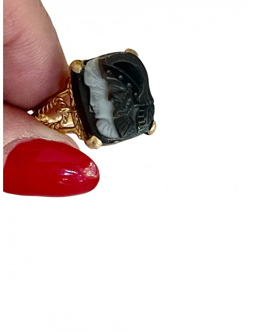 Bague ornée d'un camée agate à décor de deux profils