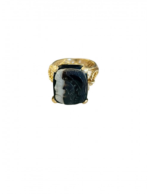 Bague ornée d'un camée agate à décor de deux profils