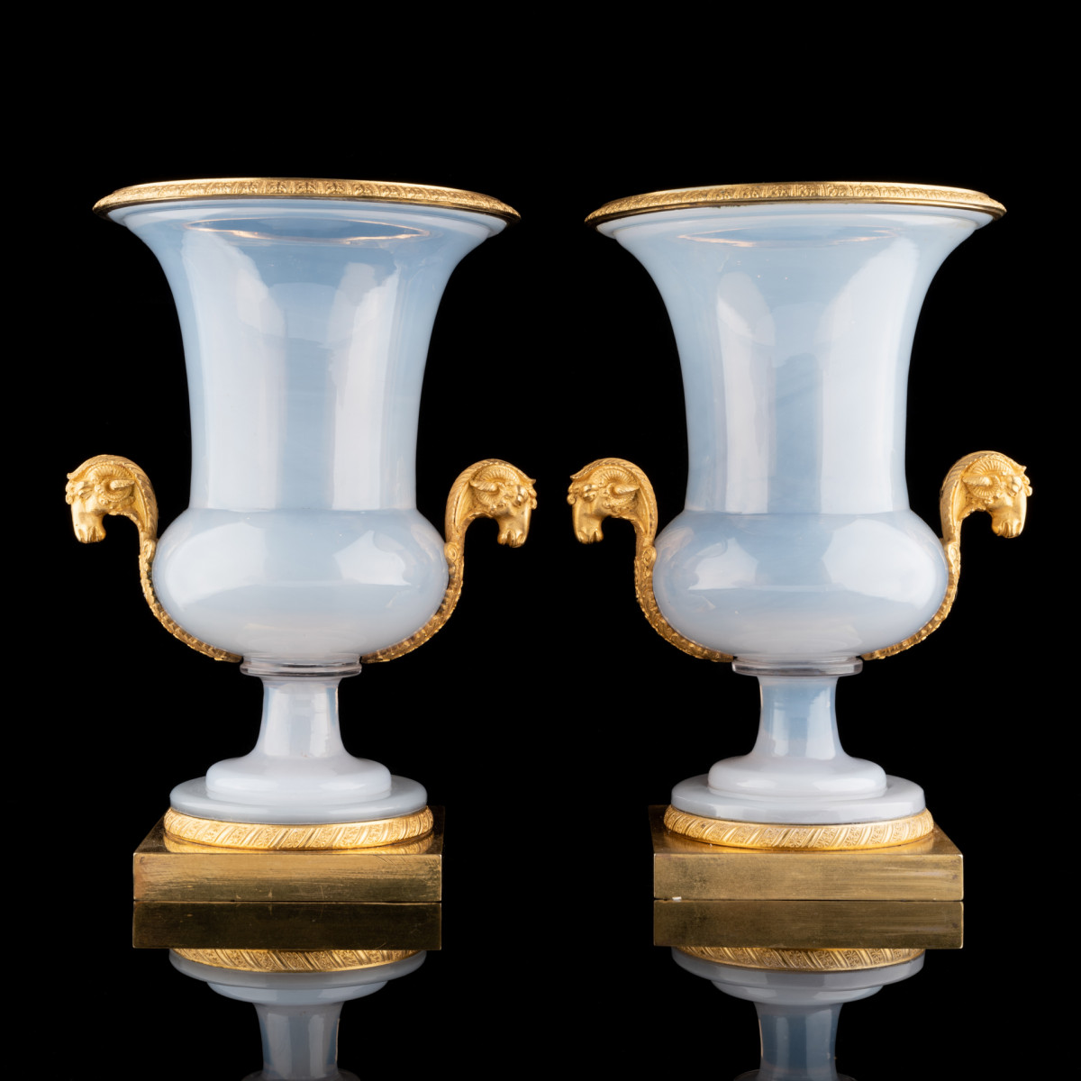 Paire de vases Urnes en opaline et bronze doré