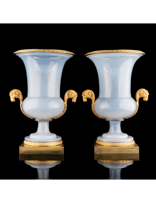 Paire de vases Urnes en opaline et bronze doré