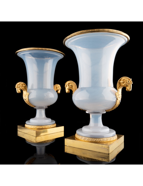 Paire de vases Urnes en opaline et bronze doré