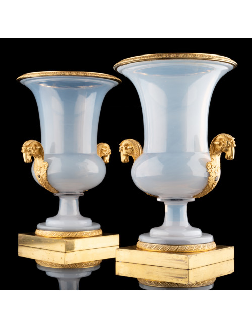 Paire de vases Urnes en opaline et bronze doré