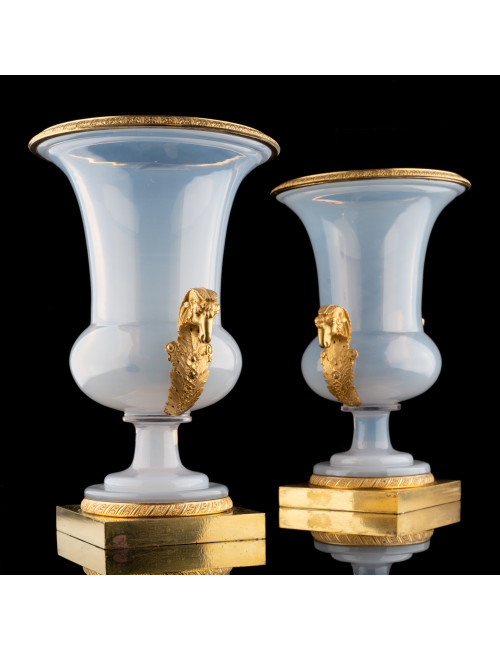 Paire de vases Urnes en opaline et bronze doré