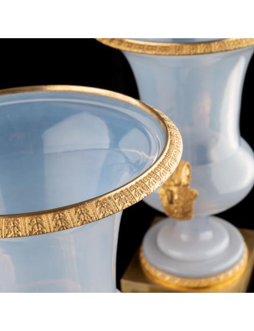 Paire de vases Urnes en opaline et bronze doré